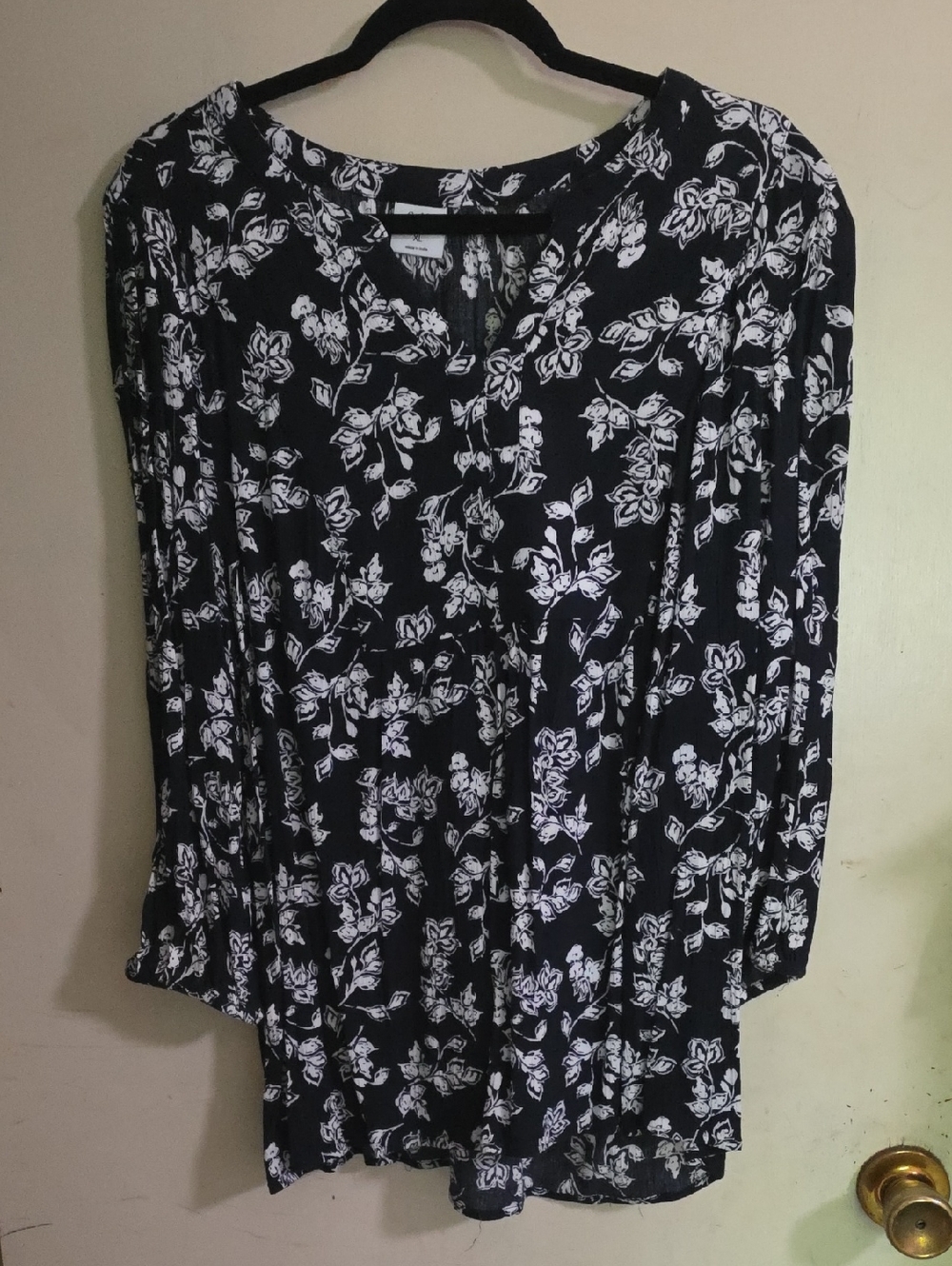 (NWOT)Croft &Barrow Black Floral Long Sleeve V Neck Blouse